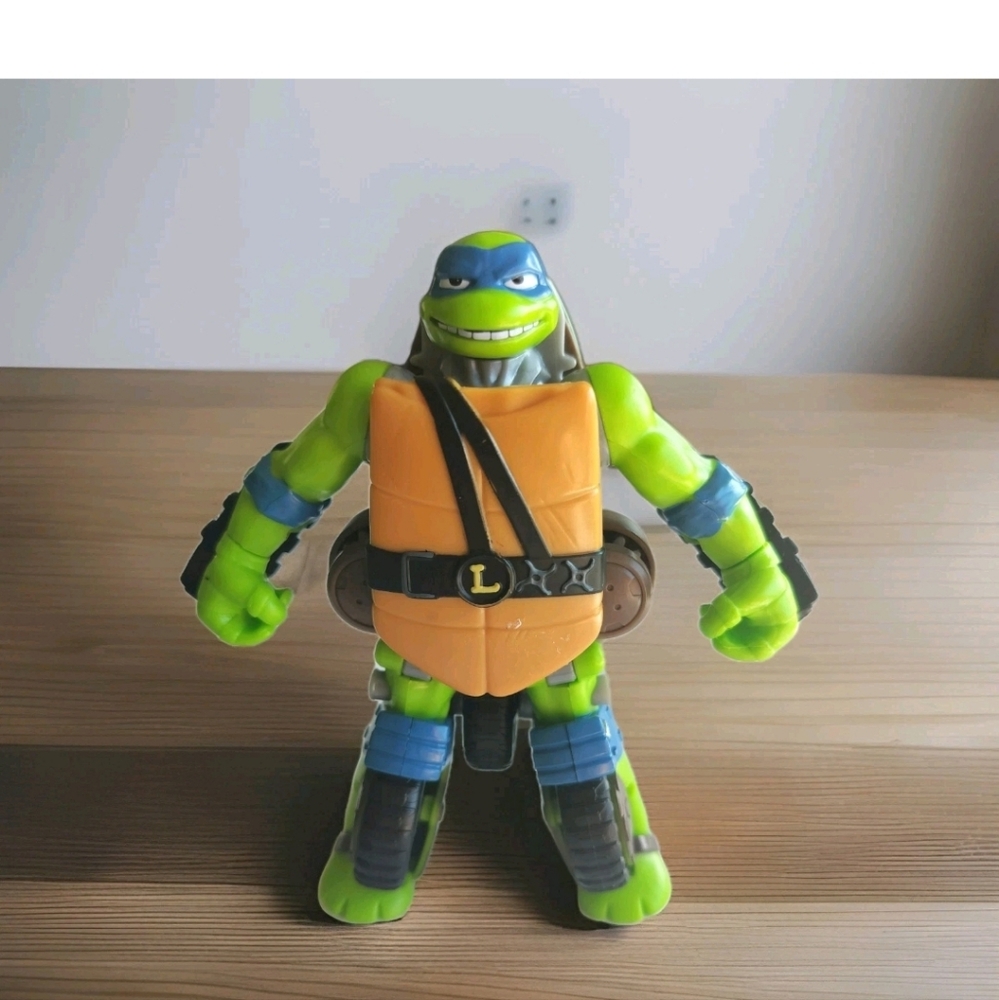 TMNT 1992 Leonardo Transforming Figure Motorcycle